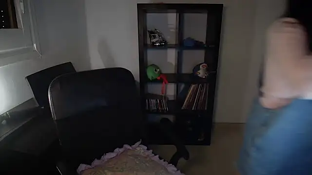 Snapshot of Windy_butterfly chatting on November 16, 2025, 7:18 pm Windy butterfly online show from November 16, 2025, 7:18 pm