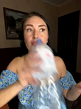 Roxana Bell online show from September 29, 2025, 5:51 pm