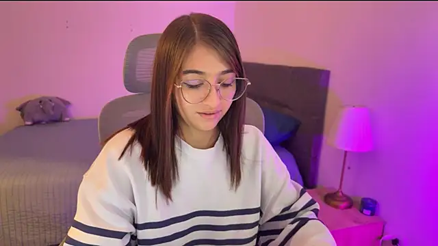 zoe moon18 online show from October 21, 2025, 2:33 am