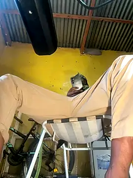 Snapshot of Maskman941 chatting on October 28, 2025, 2:05 pm Maskman941 online show from October 28, 2025, 2:05 pm