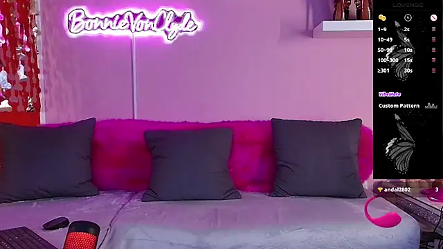 bonnievonclyde online show from November 26, 2025, 2:39 pm