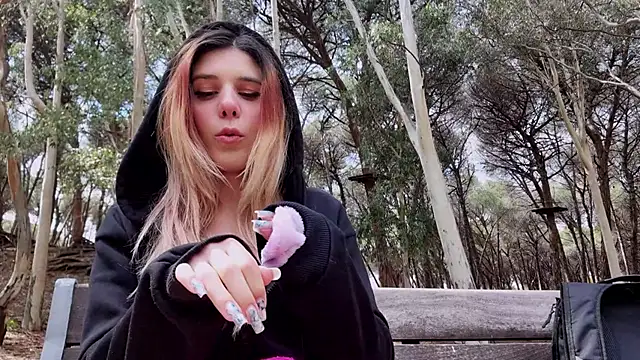 Snapshot of LeylaRosse chatting on March 20, 2025, 11:05 am LeylaRosse online show from March 20, 2025, 11:05 am