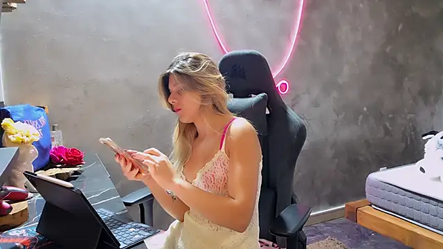 Snapshot of LeylaRosse chatting on October 13, 2025, 7:10 am LeylaRosse online show from October 13, 2025, 7:10 am