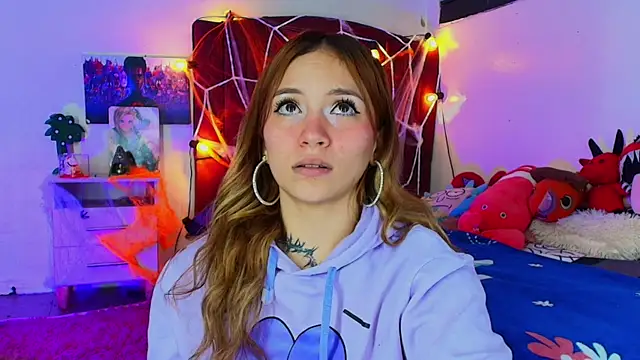 alisson zafiro  online show from October 22, 2025, 3:17 am