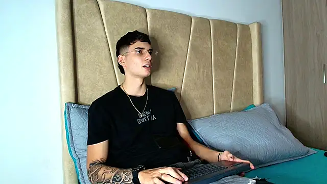 Snapshot of god_drake chatting on October 24, 2025, 5:28 am god drake online show from October 24, 2025, 5:28 am