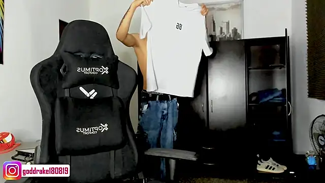 Snapshot of god_drake chatting on December 3, 2024, 6:11 pm god drake online show from December 3, 2024, 6:11 pm