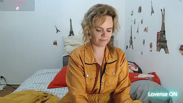 Snapshot of hotmilf4uxxx chatting on November 17, 2025, 11:03 am hotmilf4uxxx online show from November 17, 2025, 11:03 am