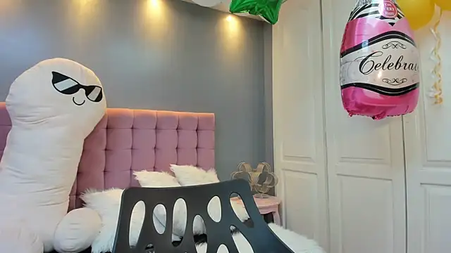 Snapshot of IssadoraJames chatting on October 5, 2025, 2:30 pm IssadoraJames online show from October 5, 2025, 2:30 pm