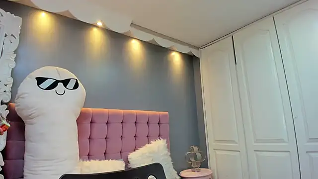 Snapshot of IssadoraJames chatting on November 11, 2025, 8:14 pm IssadoraJames online show from November 11, 2025, 8:14 pm