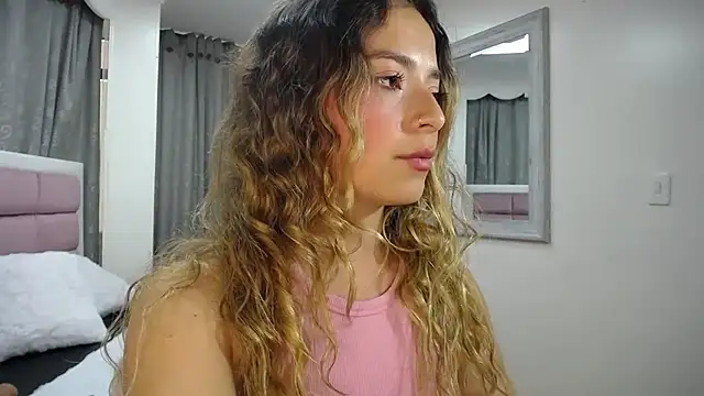 Snapshot of IssadoraJames chatting on January 8, 2025, 6:31 pm IssadoraJames online show from January 8, 2025, 6:31 pm