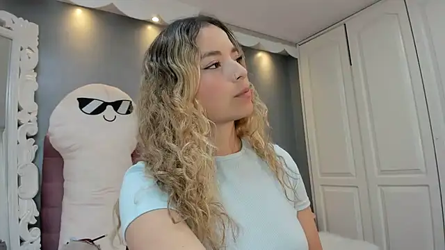 Snapshot of IssadoraJames chatting on November 8, 2025, 2:09 pm IssadoraJames online show from November 8, 2025, 2:09 pm