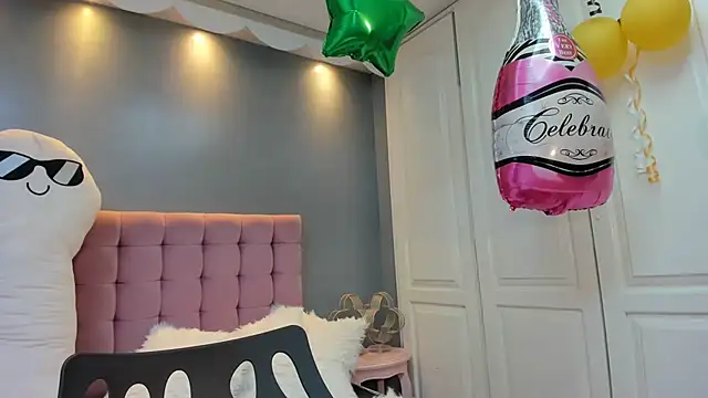 Snapshot of IssadoraJames chatting on October 1, 2025, 9:40 pm IssadoraJames online show from October 1, 2025, 9:40 pm