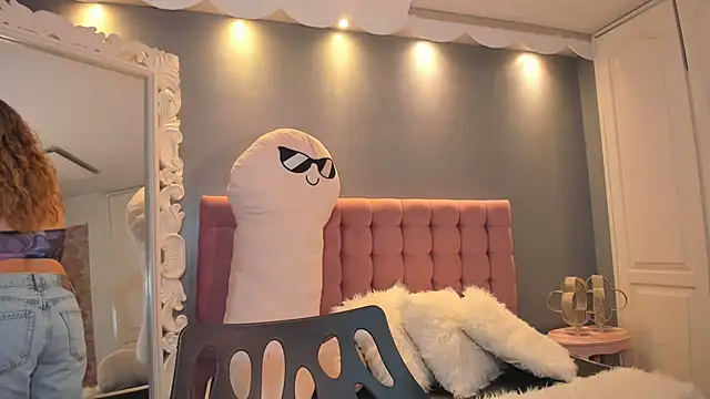 Snapshot of IssadoraJames chatting on October 8, 2025, 7:36 pm IssadoraJames online show from October 8, 2025, 7:36 pm