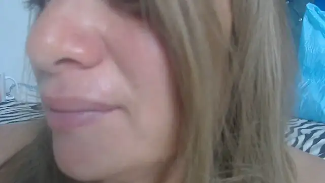 Snapshot of Elza_Blonde chatting on April 29, 2026, 2:21 pm Elza Blonde online show from April 29, 2026, 2:21 pm