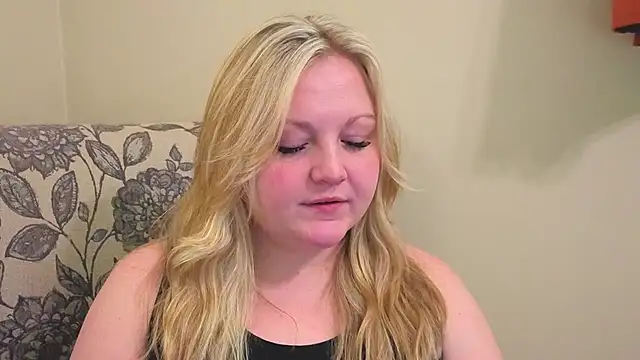 Snapshot of PhatAssBlond chatting on April 28, 2026, 7:18 pm PhatAssBlond online show from April 28, 2026, 7:18 pm