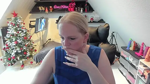 Snapshot of caro_kitten chatting on December 5, 2025, 8:24 am caro kitten online show from December 5, 2025, 8:24 am