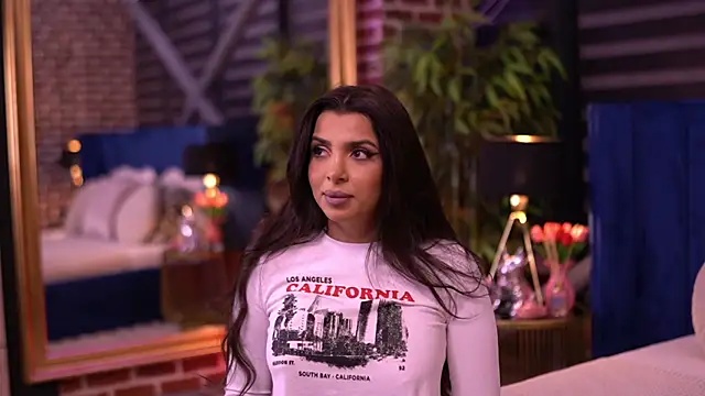 Snapshot of NicoleCellini chatting on December 5, 2025, 7:12 pm NicoleCellini online show from December 5, 2025, 7:12 pm