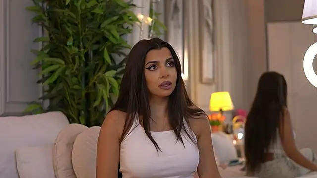 NicoleCellini online show from April 18, 2026, 6:43 pm