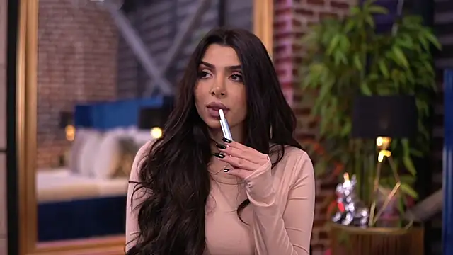 Snapshot of NicoleCellini chatting on November 5, 2025, 6:33 pm NicoleCellini online show from November 5, 2025, 6:33 pm