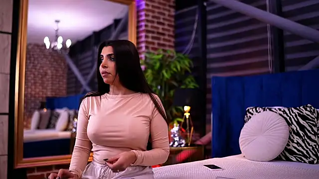 Snapshot of NicoleCellini chatting on November 22, 2025, 6:40 pm NicoleCellini online show from November 22, 2025, 6:40 pm