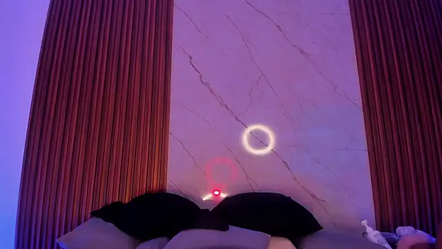 Emiilycollins online show from December 5, 2025, 2:10 am