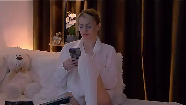 TinaHarley online show from February 18, 2026, 4:47 pm