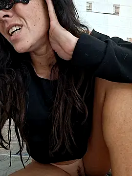 Snapshot of EmySkinny85 chatting on November 24, 2025, 9:04 pm EmySkinny85 online show from November 24, 2025, 9:04 pm