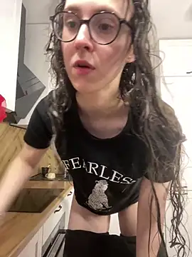 MartiniiSelenna online show from April 3, 2026, 5:25 am