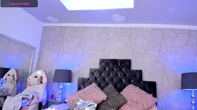 Snapshot of emily_parkerr chatting on February 21, 2025, 2:16 pm emily parkerr online show from February 21, 2025, 2:16 pm