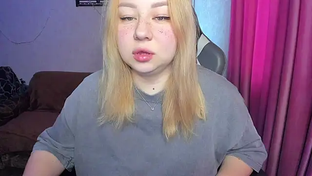 Snapshot of Milafoxxxy chatting on November 12, 2025, 9:02 am Milafoxxxy online show from November 12, 2025, 9:02 am