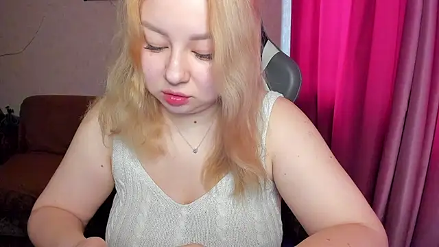 Snapshot of Milafoxxxy chatting on November 6, 2025, 7:56 am Milafoxxxy online show from November 6, 2025, 7:56 am