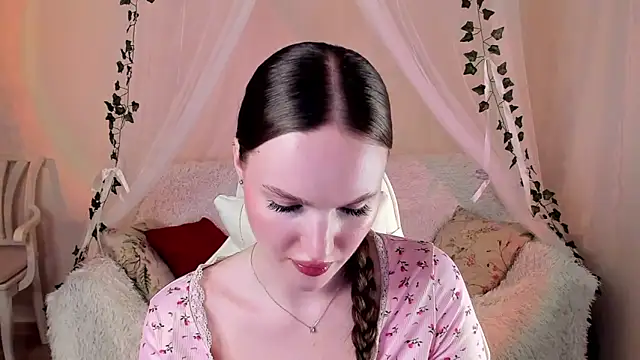 Snapshot of MishkaMe chatting on November 20, 2025, 6:52 pm MishkaMe online show from November 20, 2025, 6:52 pm