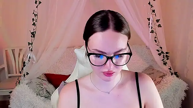 Snapshot of MishkaMe chatting on November 5, 2025, 3:04 pm MishkaMe online show from November 5, 2025, 3:04 pm