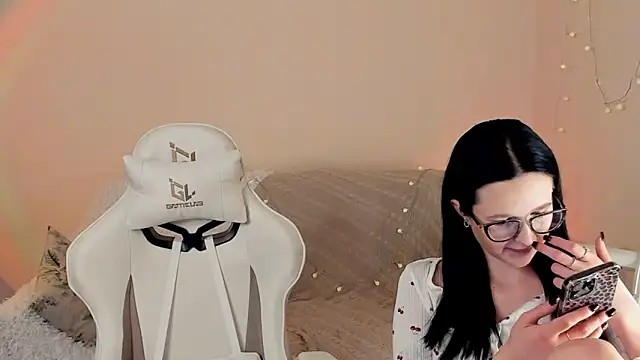 Snapshot of MishkaMe chatting on December 4, 2025, 7:07 am MishkaMe online show from December 4, 2025, 7:07 am