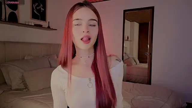 Snapshot of Roxxy_mora chatting on November 19, 2025, 10:10 pm Roxxy mora online show from November 19, 2025, 10:10 pm