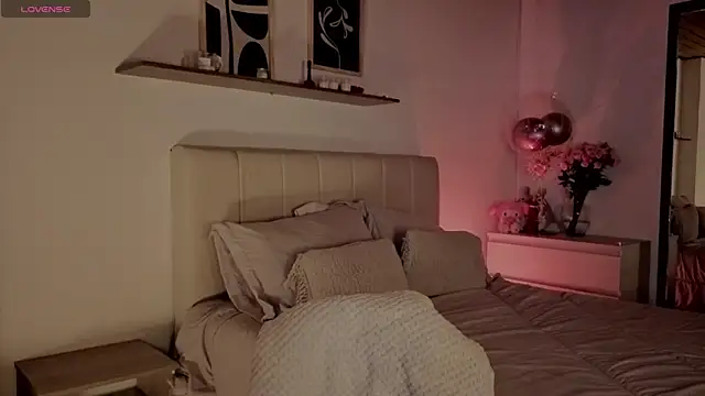 Snapshot of Roxxy_mora chatting on November 11, 2025, 10:26 pm Roxxy mora online show from November 11, 2025, 10:26 pm