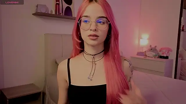 Snapshot of Roxxy_mora chatting on December 2, 2025, 11:39 pm Roxxy mora online show from December 2, 2025, 11:39 pm