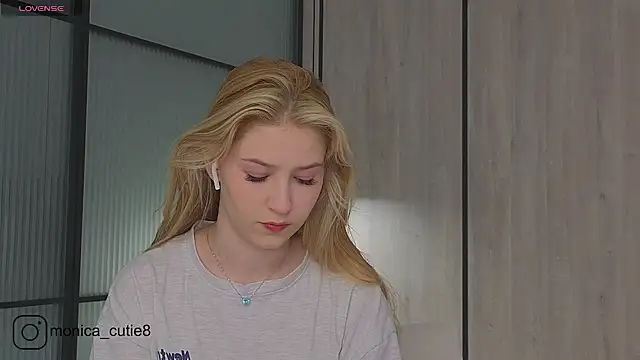 Monikacutie online show from March 9, 2025, 4:38 am