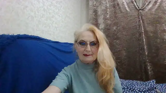 Snapshot of CarlyTreat chatting on November 4, 2025, 5:39 pm CarlyTreat online show from November 4, 2025, 5:39 pm