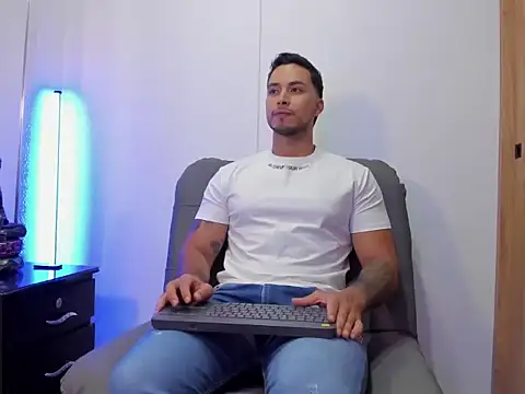 Snapshot of Juan_muscle chatting on July 26, 2026, 3:02 am Juan muscle online show from July 26, 2026, 3:02 am