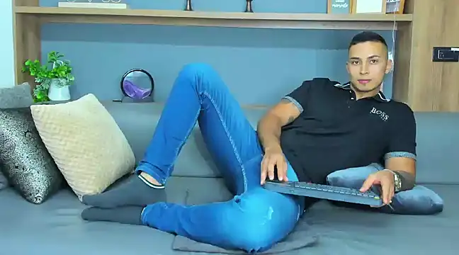 Snapshot of Juan_muscle chatting on February 13, 2025, 2:01 am Juan muscle online show from February 13, 2025, 2:01 am