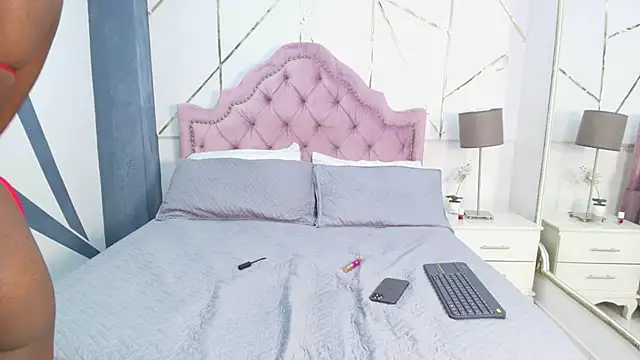 Snapshot of LaurenSnow chatting on February 14, 2025, 6:51 pm LaurenSnow online show from February 14, 2025, 6:51 pm