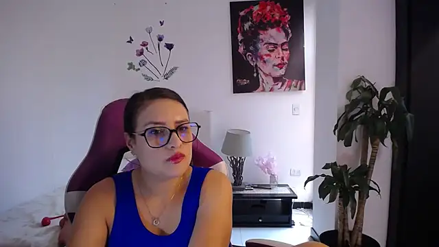 esmeraldaa230 online show from March 5, 2026, 7:43 pm