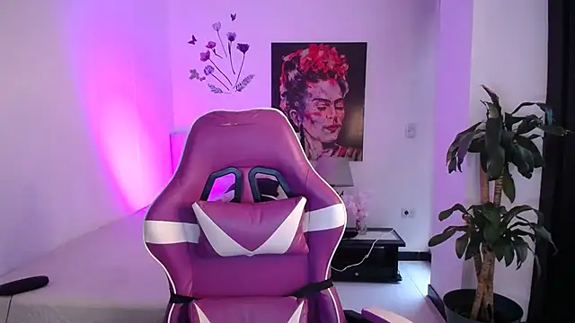 esmeraldaa230 online show from April 13, 2026, 6:34 pm