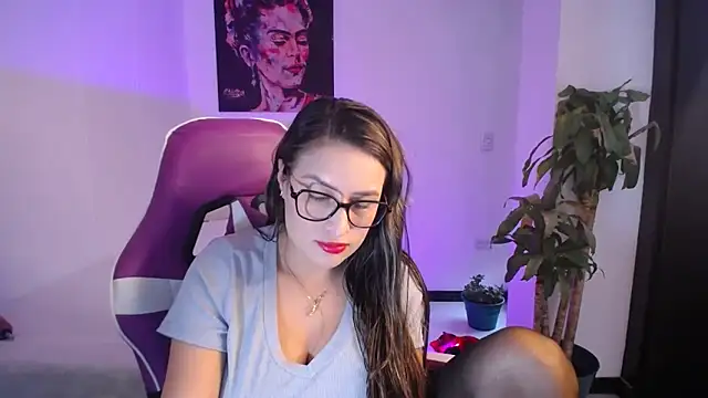 esmeraldaa230 online show from November 24, 2025, 8:20 pm