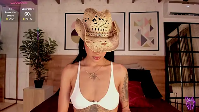 LunaRuso online show from October 25, 2025, 8:09 pm