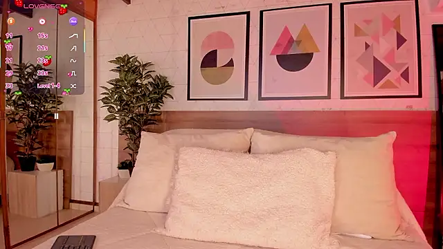 LunaRuso online show from March 10, 2026, 7:51 pm