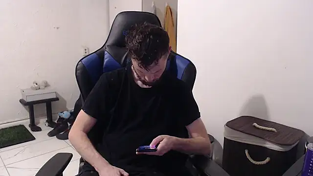 Snapshot of Talenjames4 chatting on November 10, 2025, 9:42 pm Talenjames4 online show from November 10, 2025, 9:42 pm