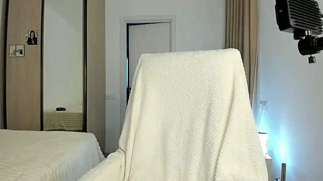 CharlotteWells online show from November 7, 2025, 1:48 pm