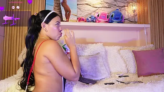 adri crof online show from November 11, 2025, 3:34 am